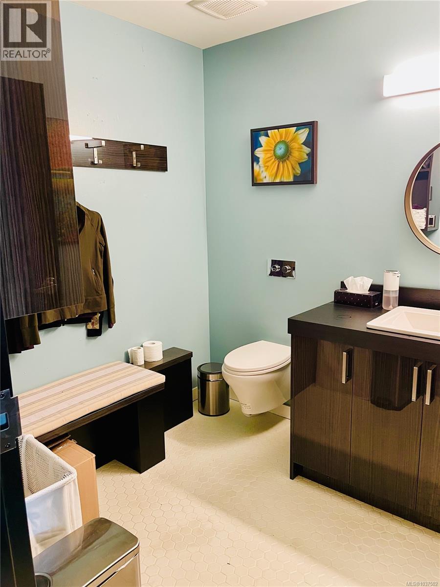 107 1029 View St Property Photo 4