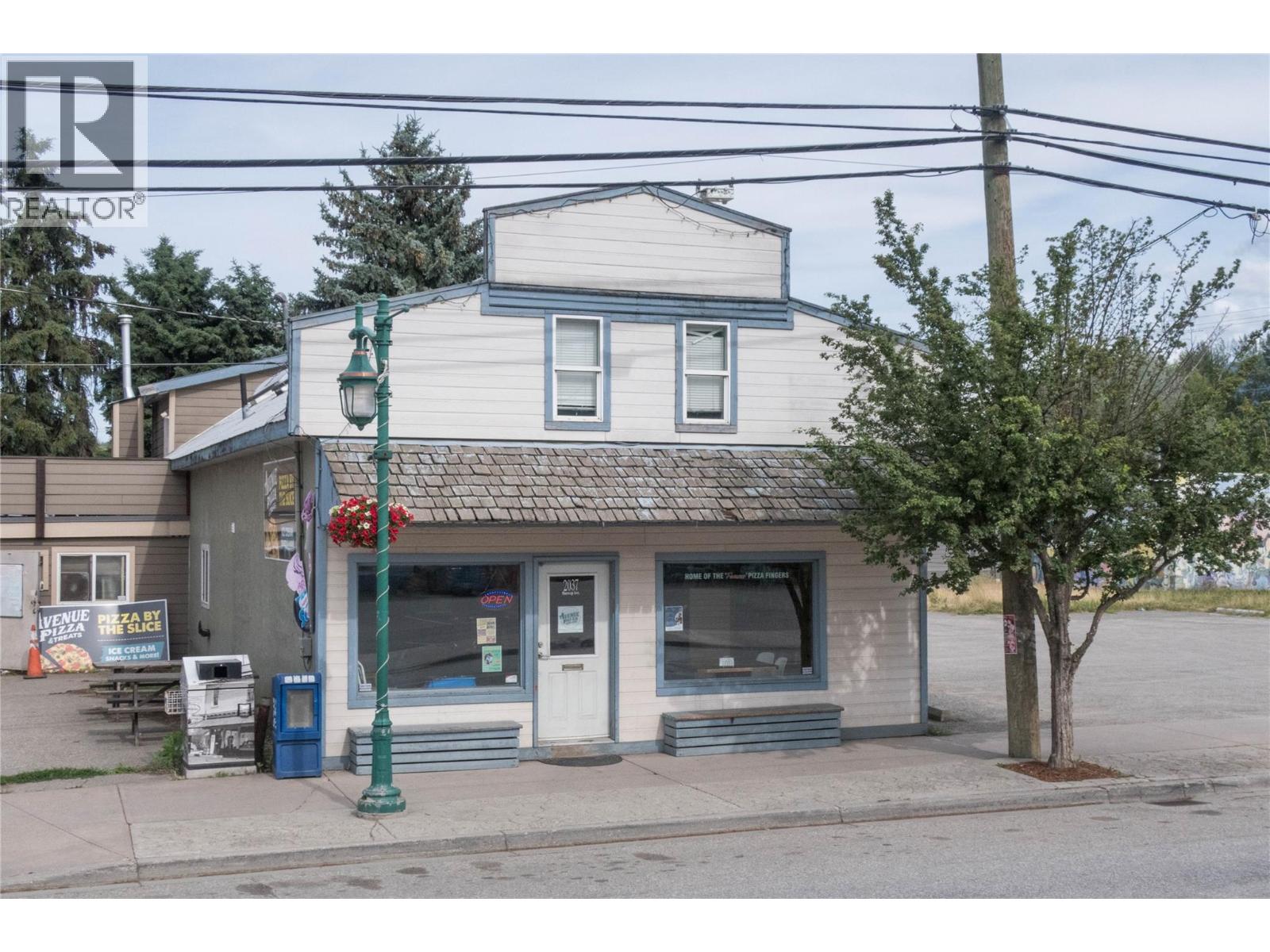 2037 Shuswap Avenue Property Photo 2