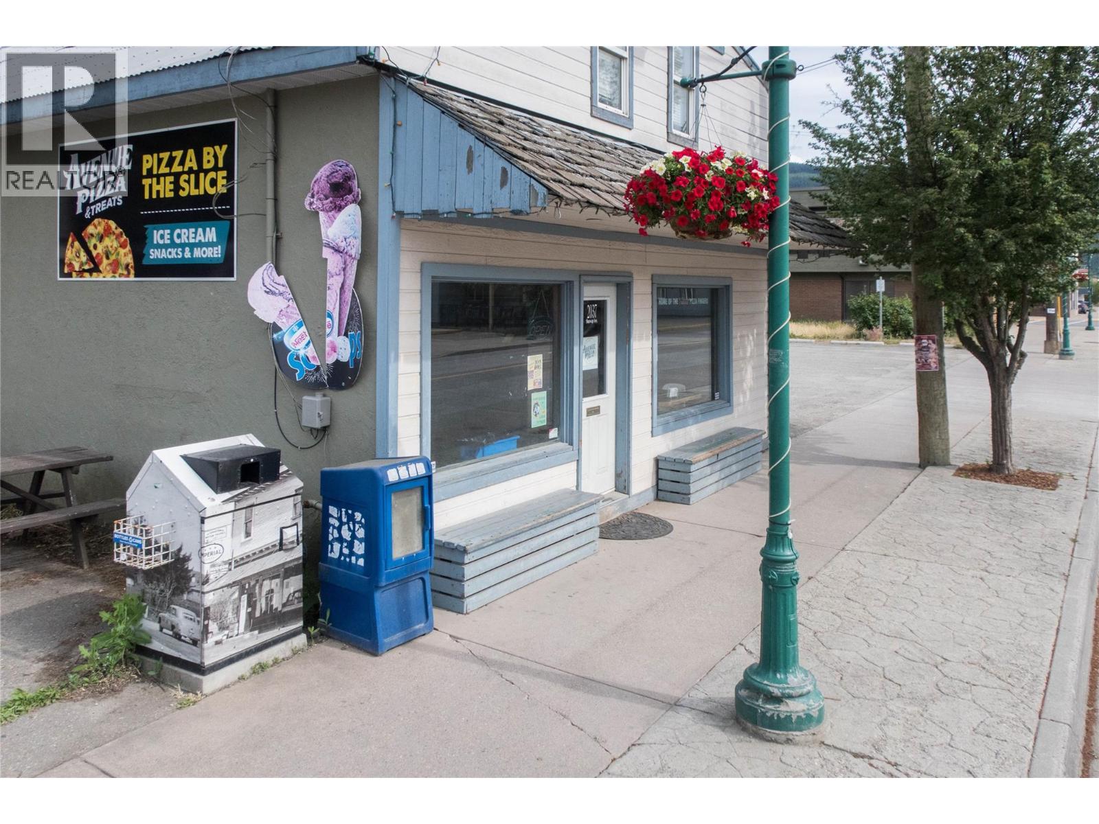 2037 Shuswap Avenue Property Photo 3