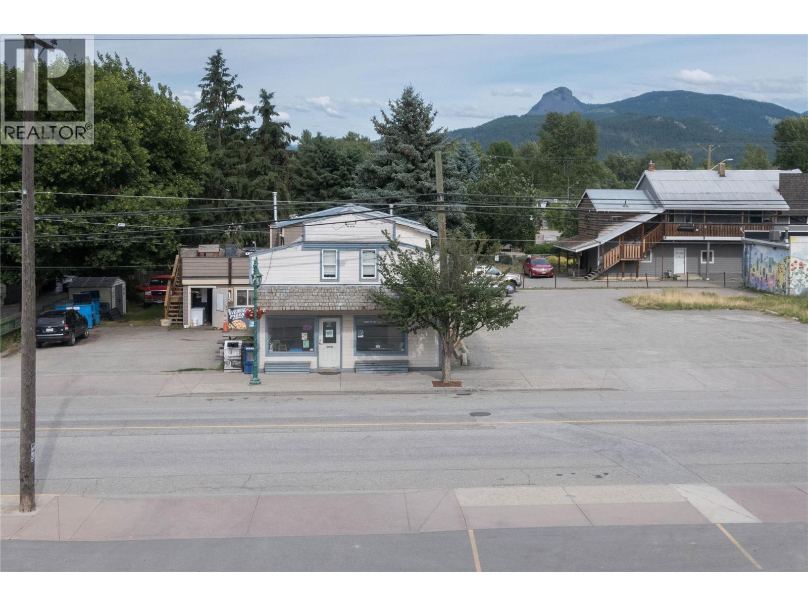 2037 Shuswap Avenue Property Photo 4