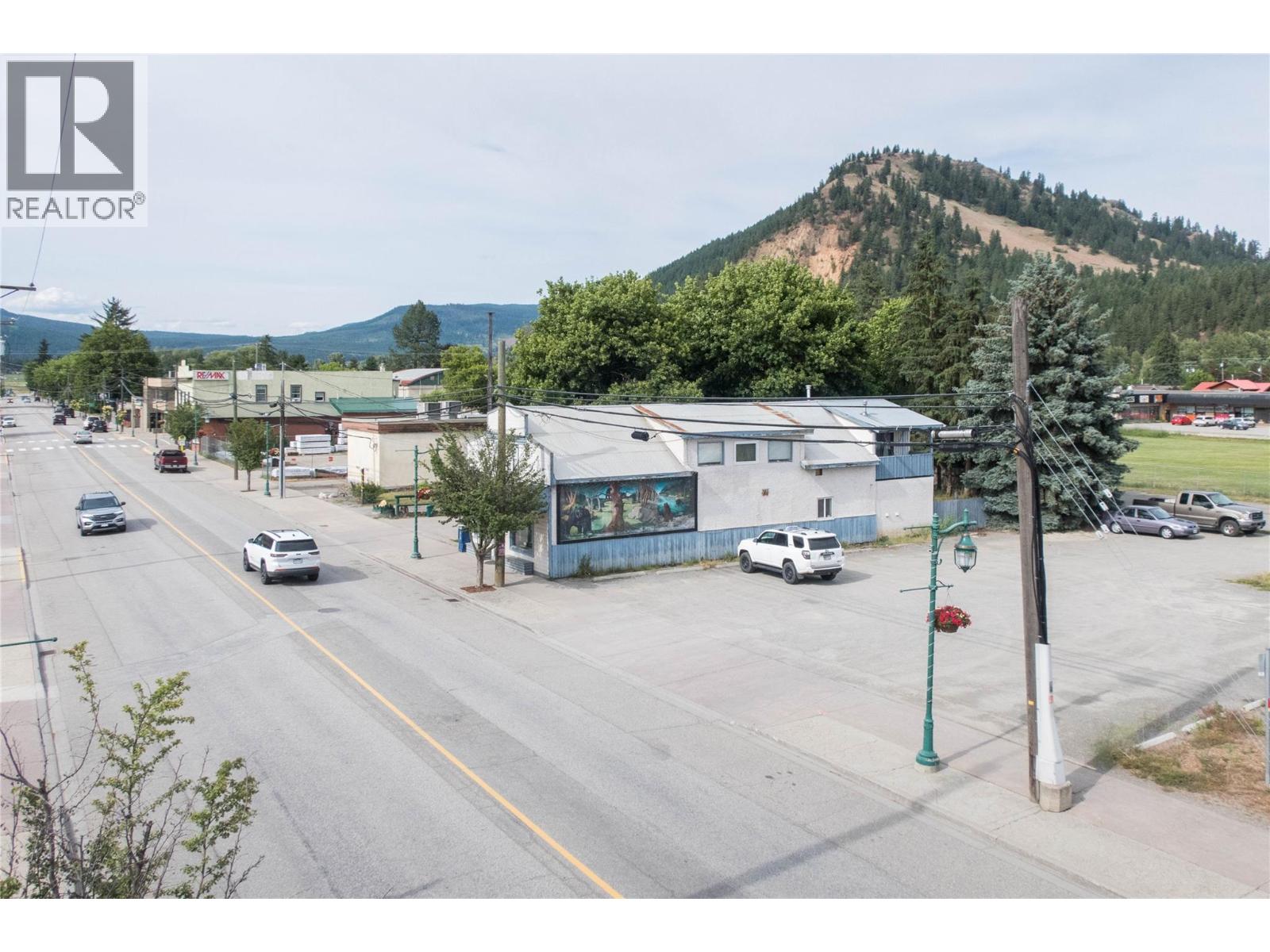 2037 Shuswap Avenue Property Photo 5