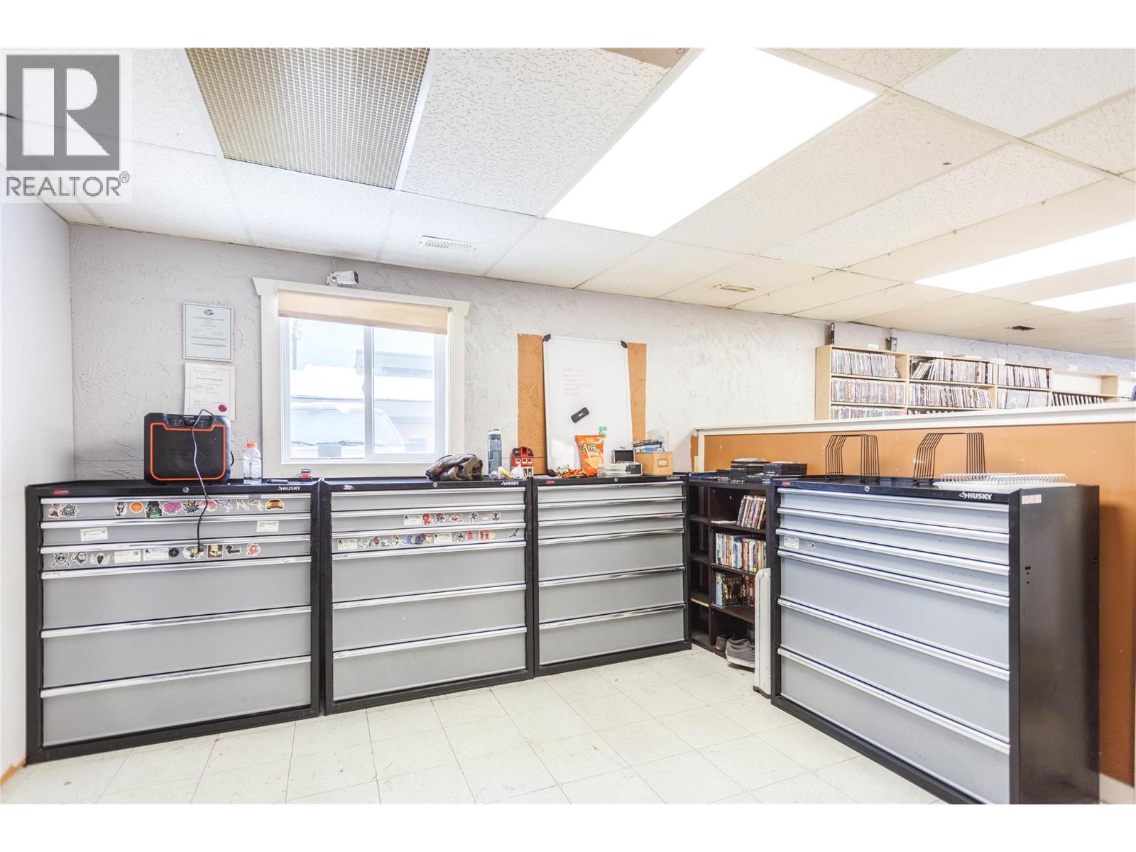 2037 Shuswap Avenue Property Photo 11