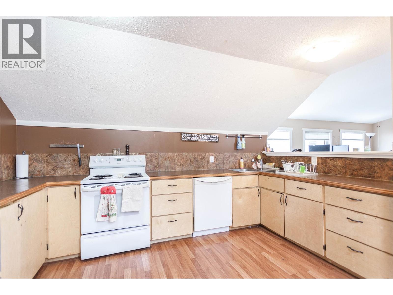 2037 Shuswap Avenue Property Photo 15