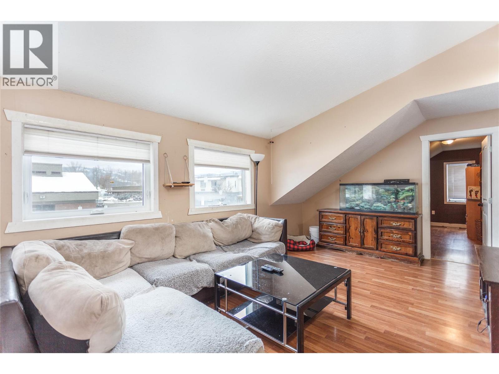 2037 Shuswap Avenue Property Photo 17