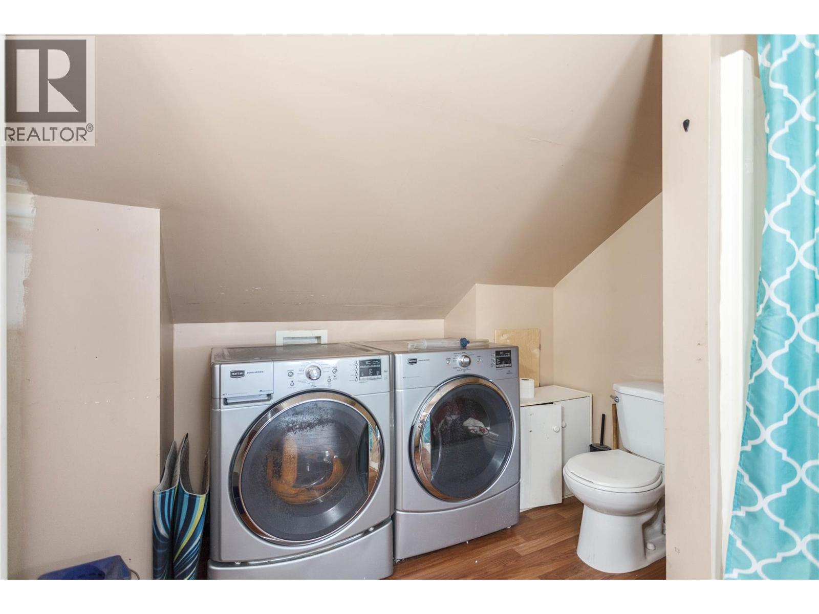 2037 Shuswap Avenue Property Photo 18