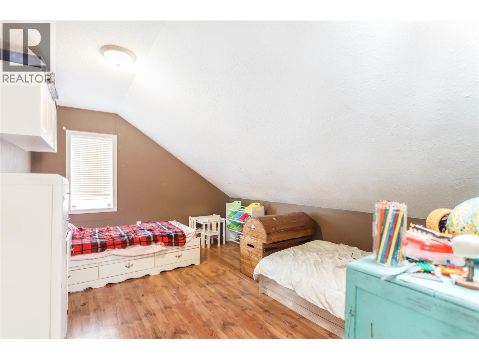 2037 Shuswap Avenue Property Photo 19