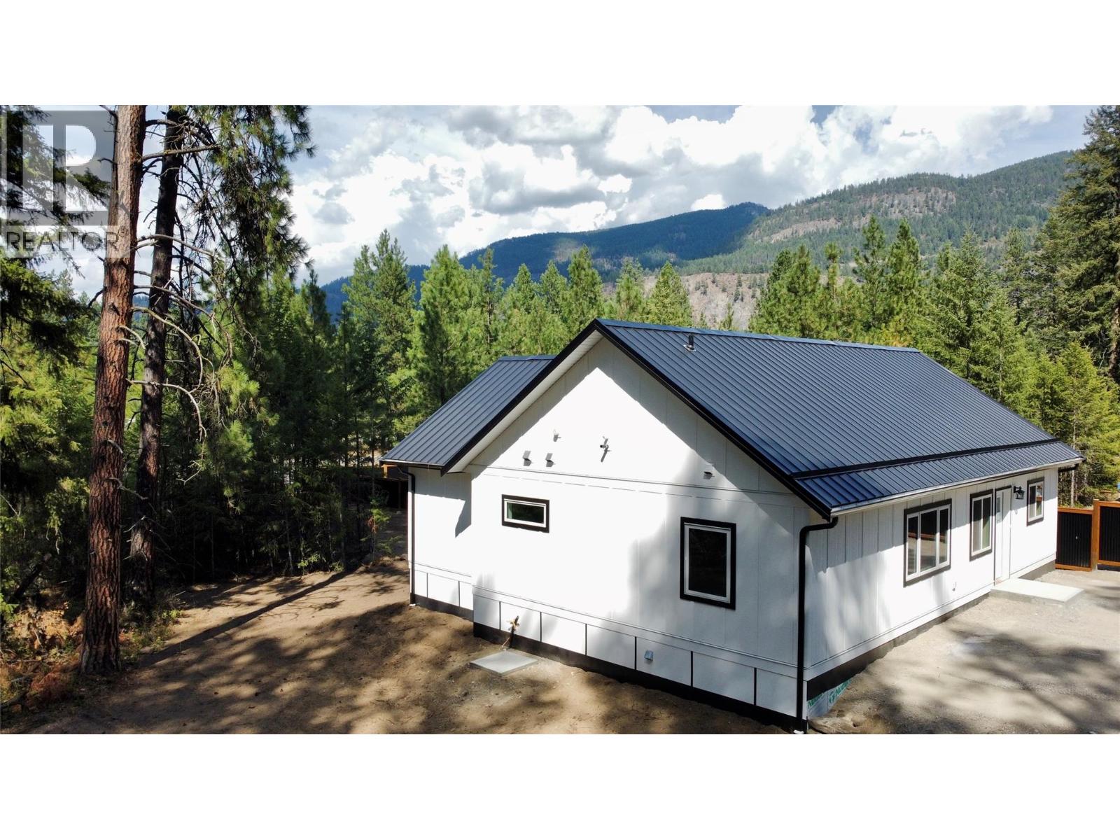 160 3rd Avenue Property Photo 3