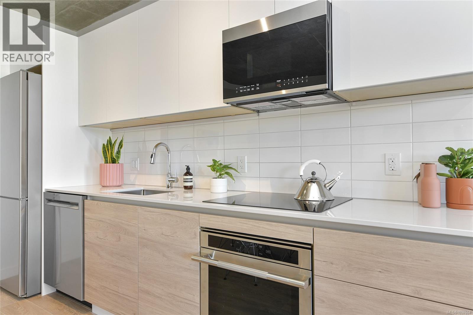 705 1097 View St Property Photo 17