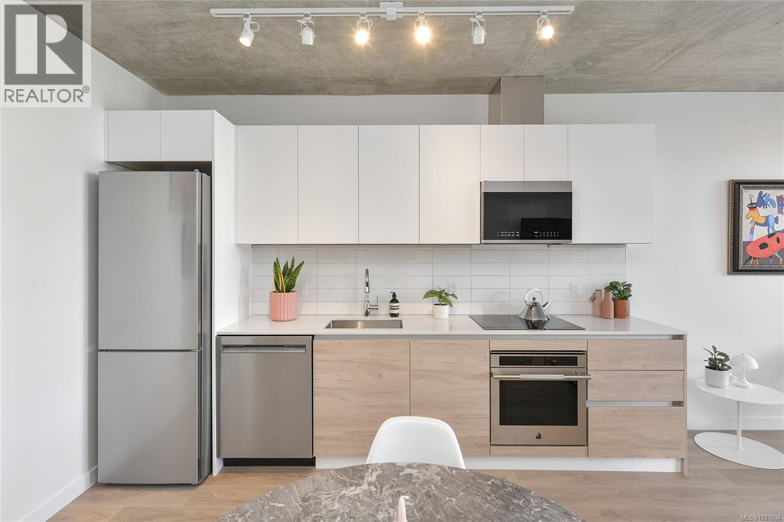 705 1097 View St Property Photo 18