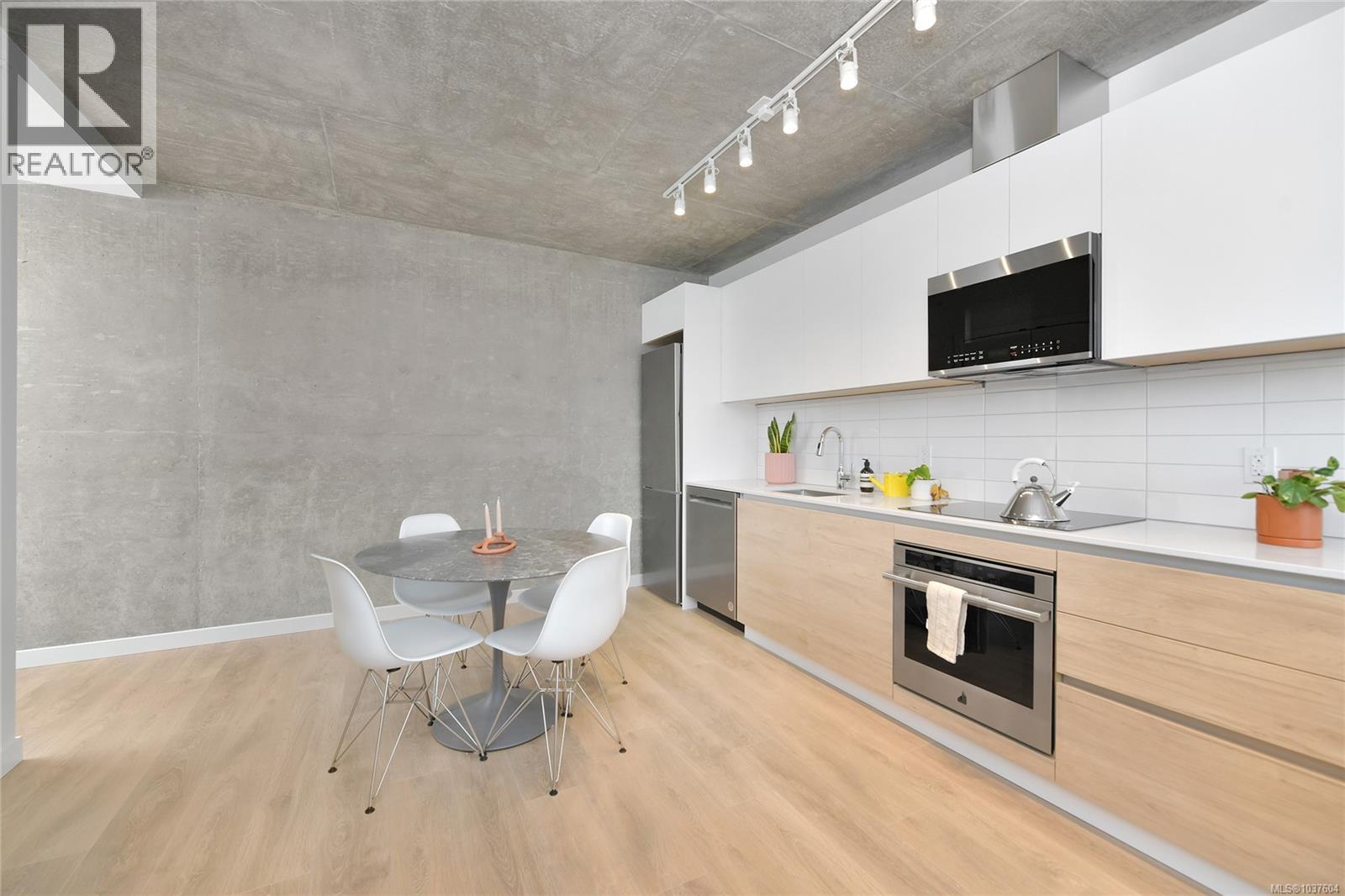 705 1097 View St Property Photo 30