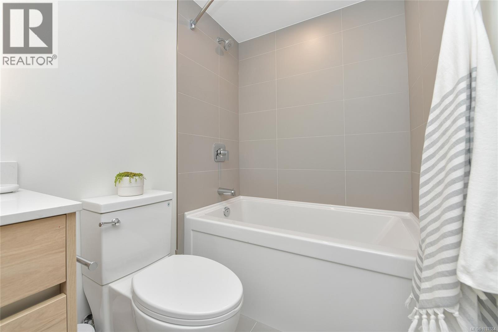 705 1097 View St Property Photo 39