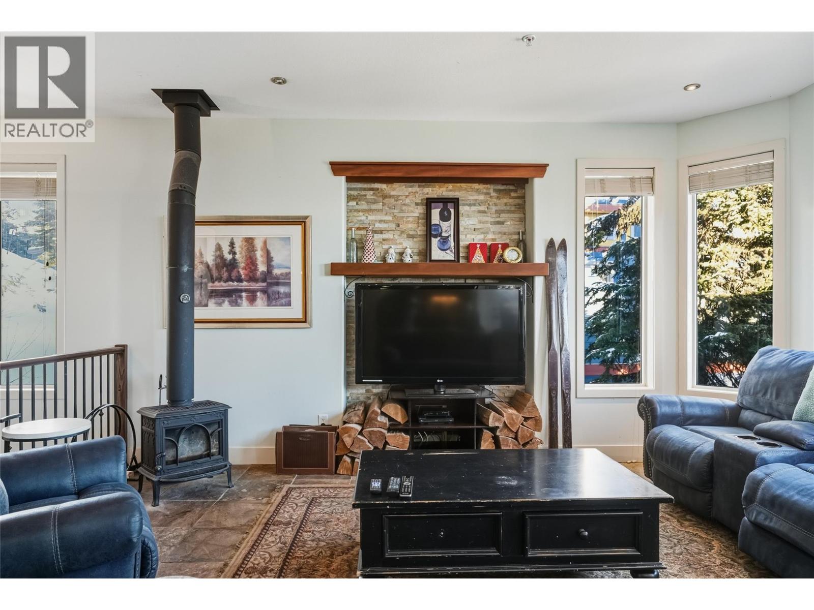 725 Monashee Road Property Photo 8