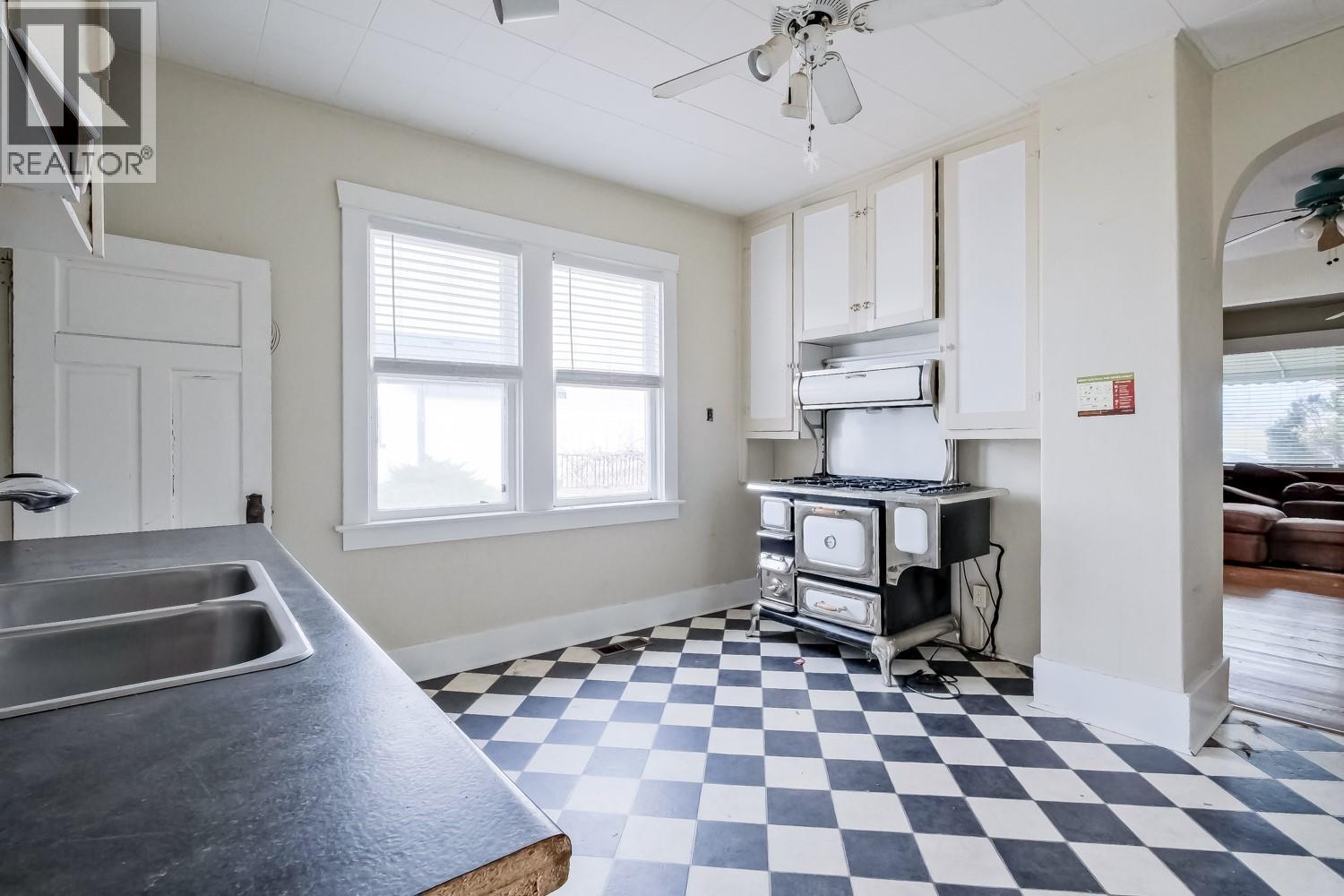 13218 Kelly Avenue Property Photo 4