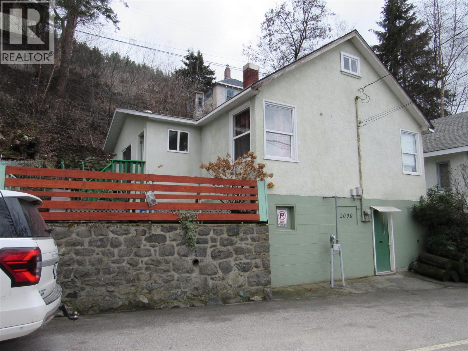 2000 TOPPING Street Property Photo 1