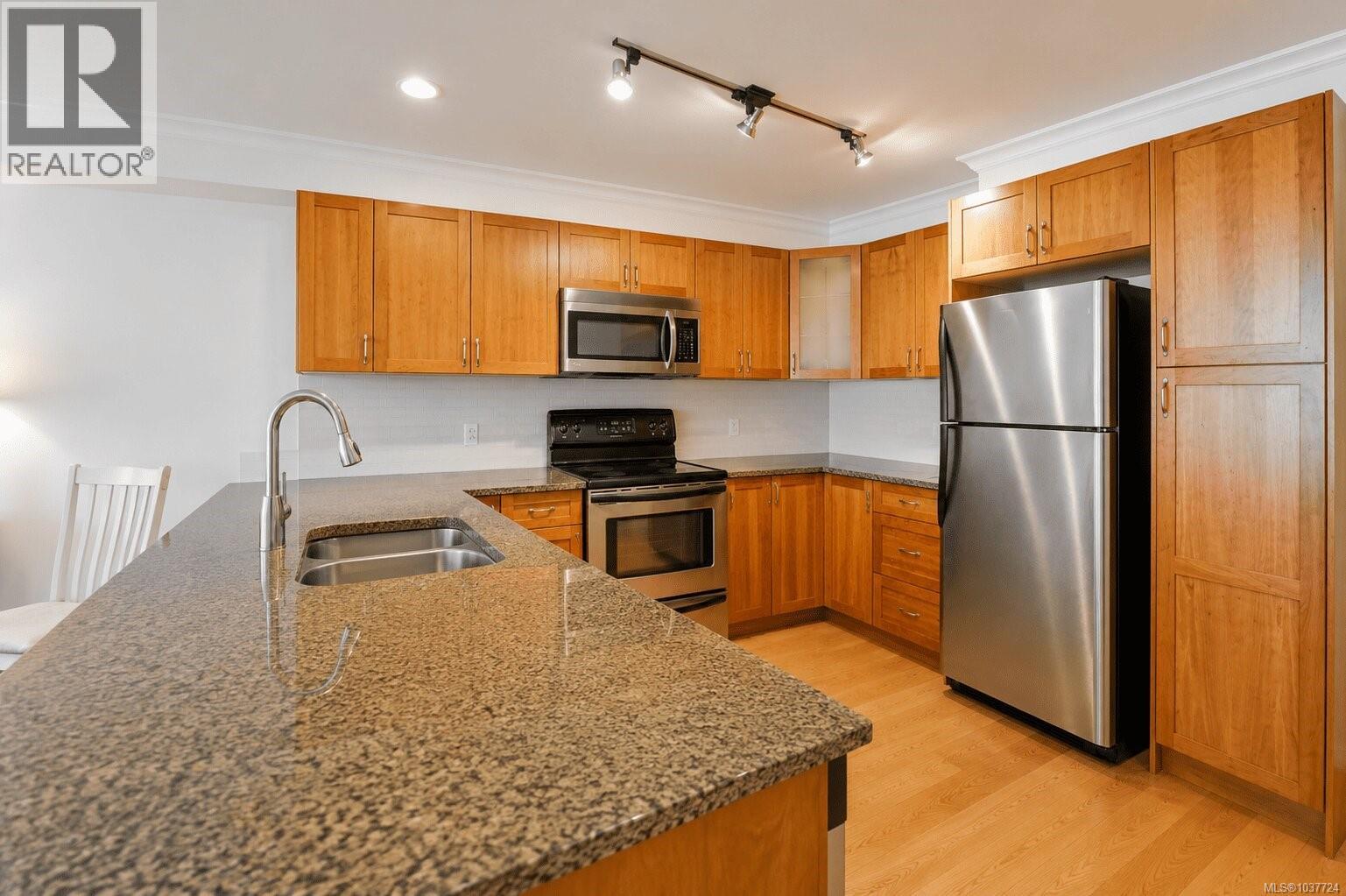 204 1514 Church Ave Property Photo 4