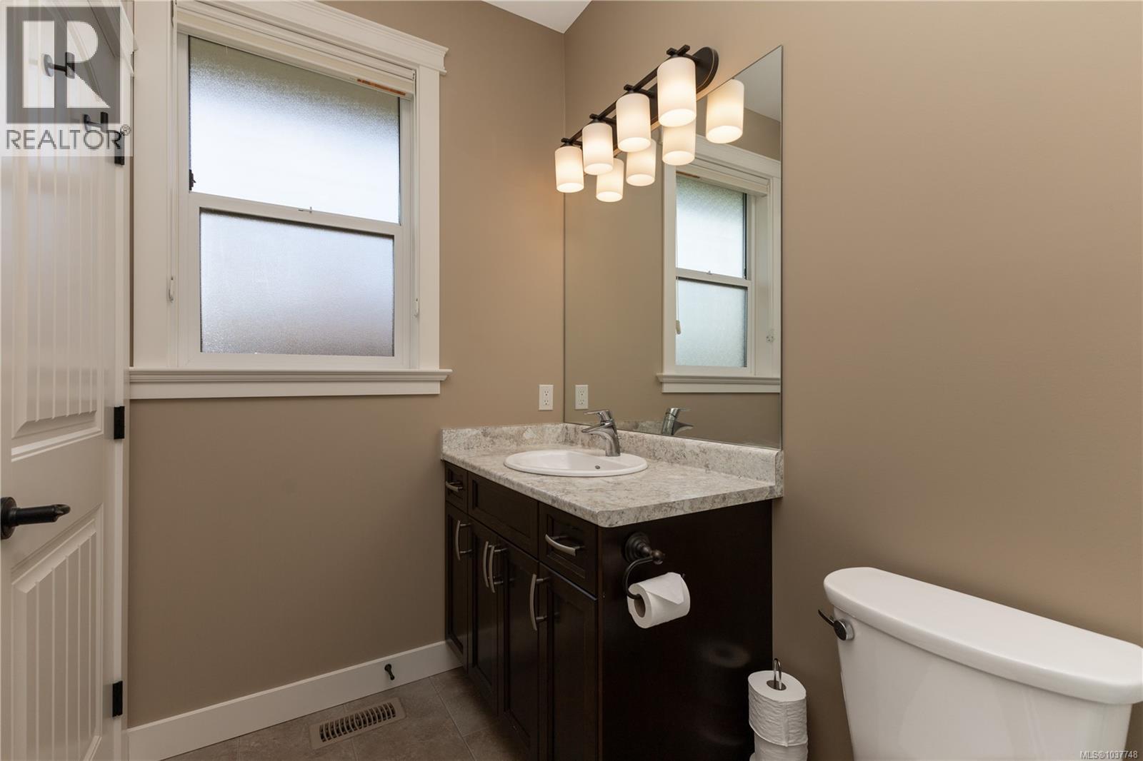220 Michigan Pl Property Photo 25