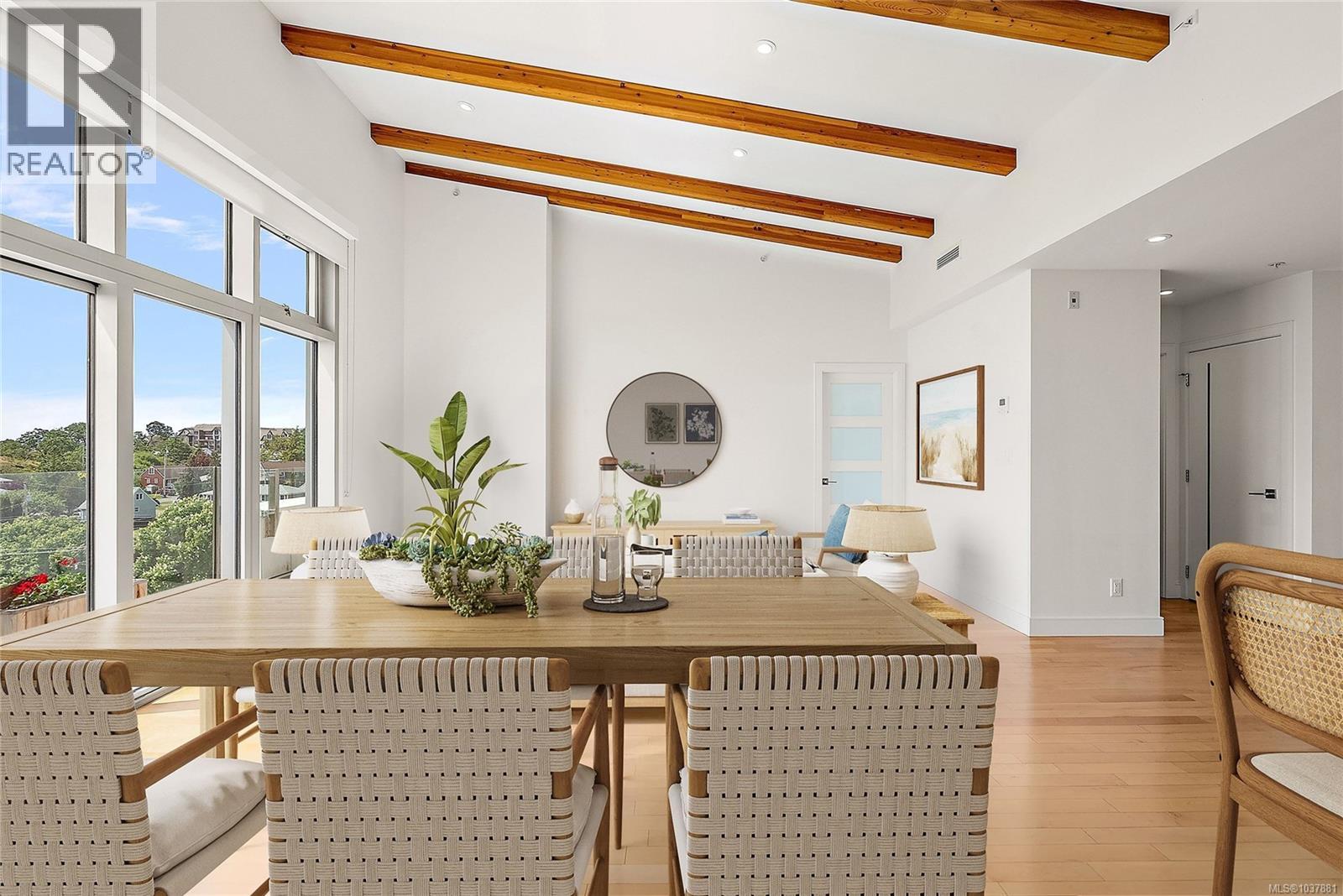 603 916 Lyall St Property Photo 3