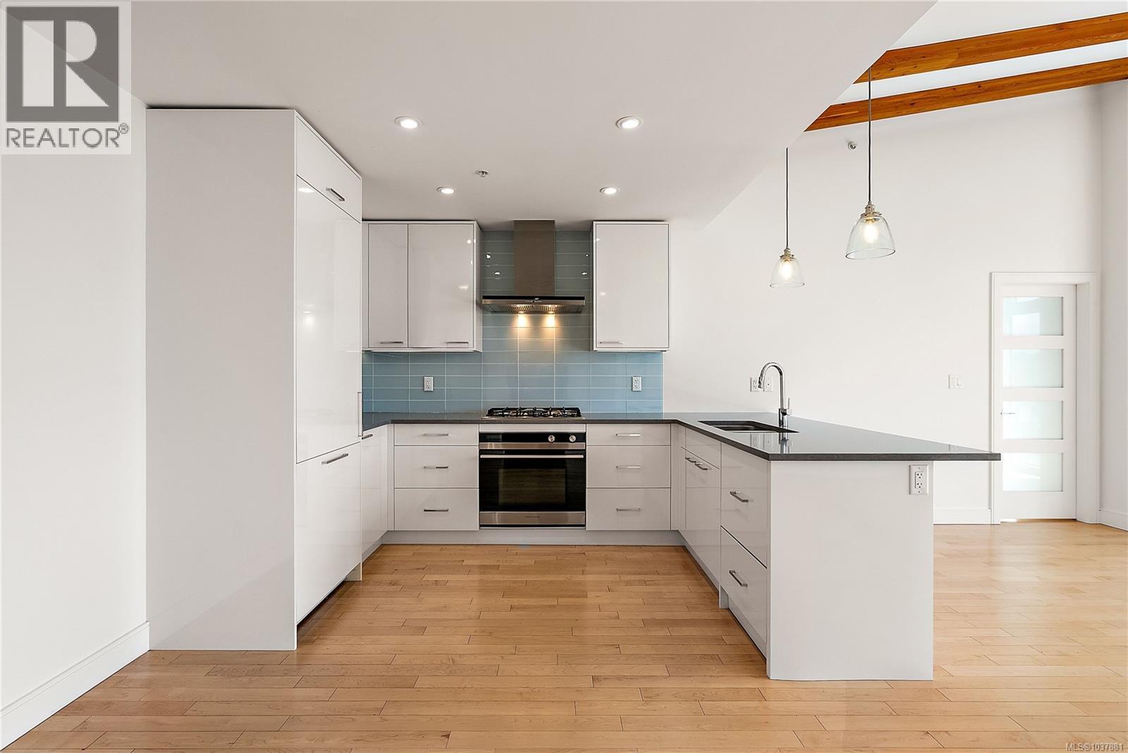 603 916 Lyall St Property Photo 8
