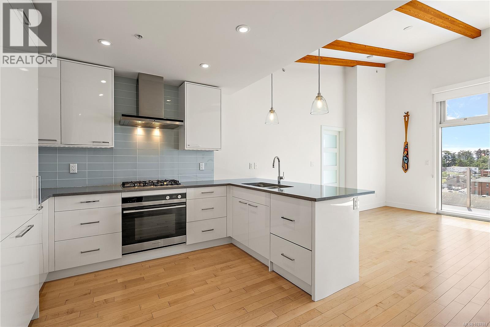 603 916 Lyall St Property Photo 9