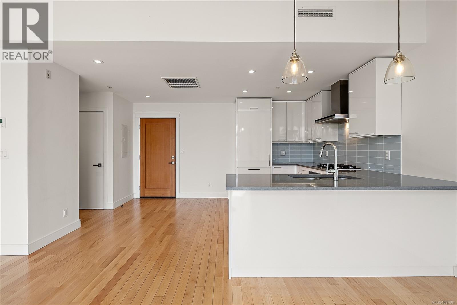 603 916 Lyall St Property Photo 11