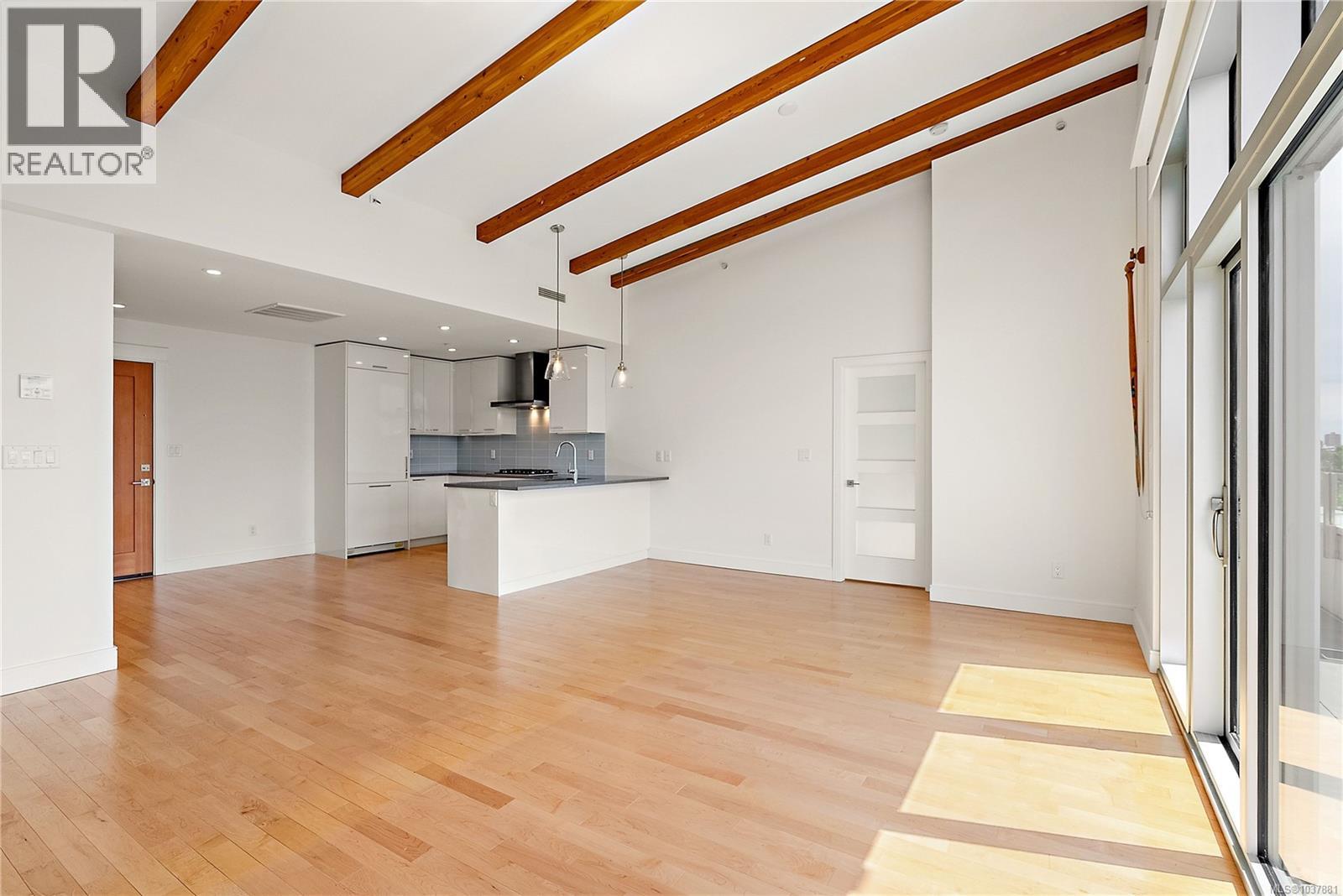 603 916 Lyall St Property Photo 12