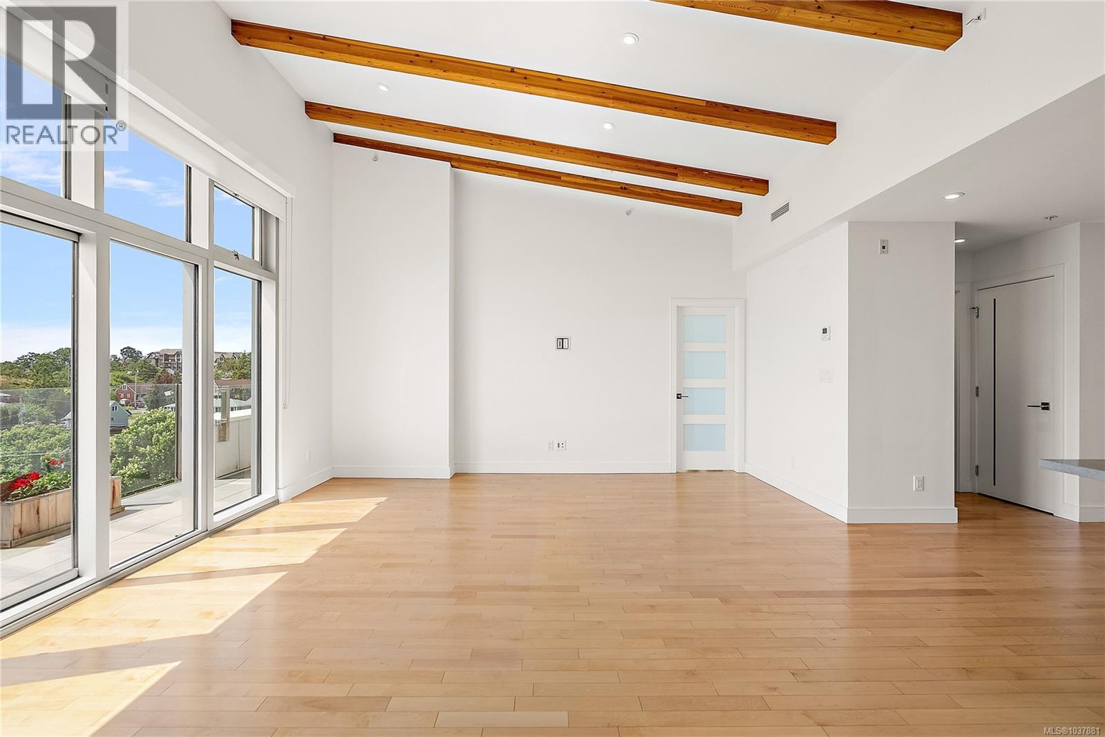 603 916 Lyall St Property Photo 14