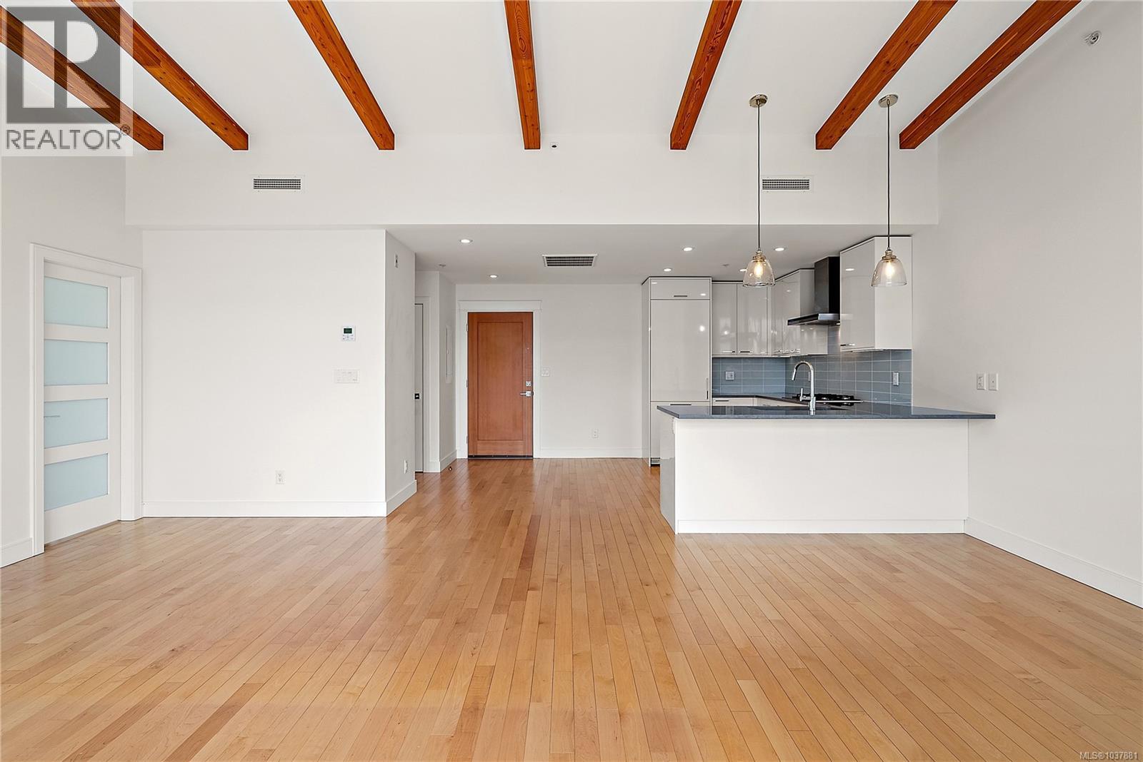 603 916 Lyall St Property Photo 16