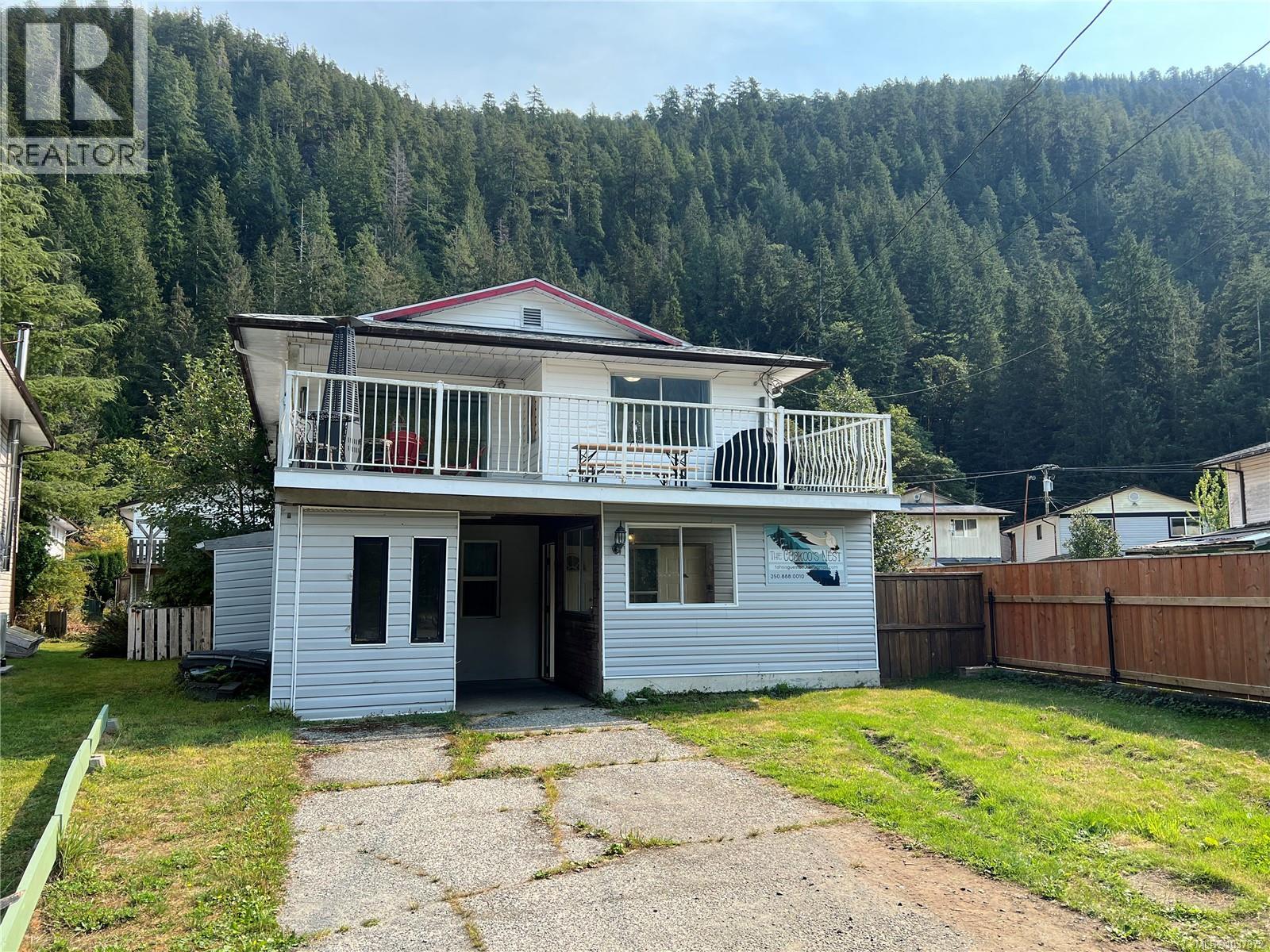 537 Maquinna Dr N Property Photo 1