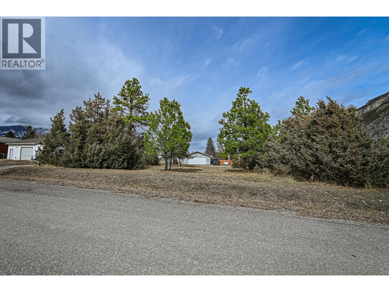 4963 Spruce Avenue Property Photo 4