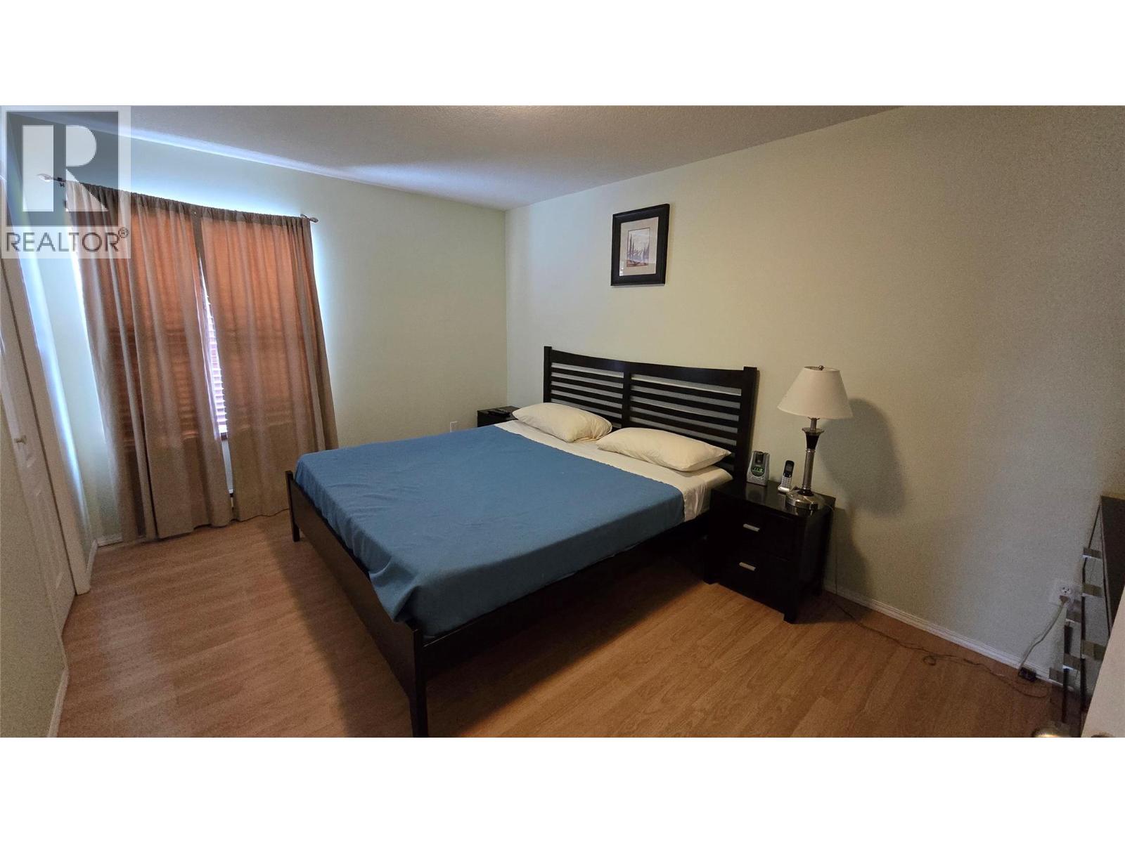 12004 8 Street Property Photo 32