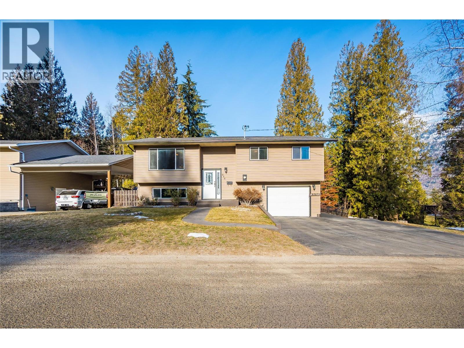 716 Lynnwood Crescent