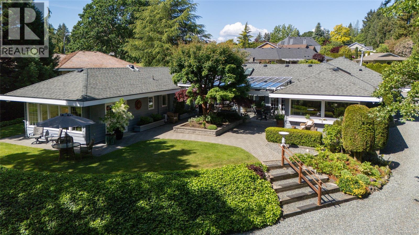 2221 Tarn Pl Property Photo 5