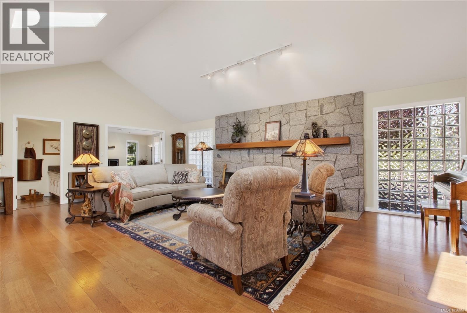 2221 Tarn Pl Property Photo 6