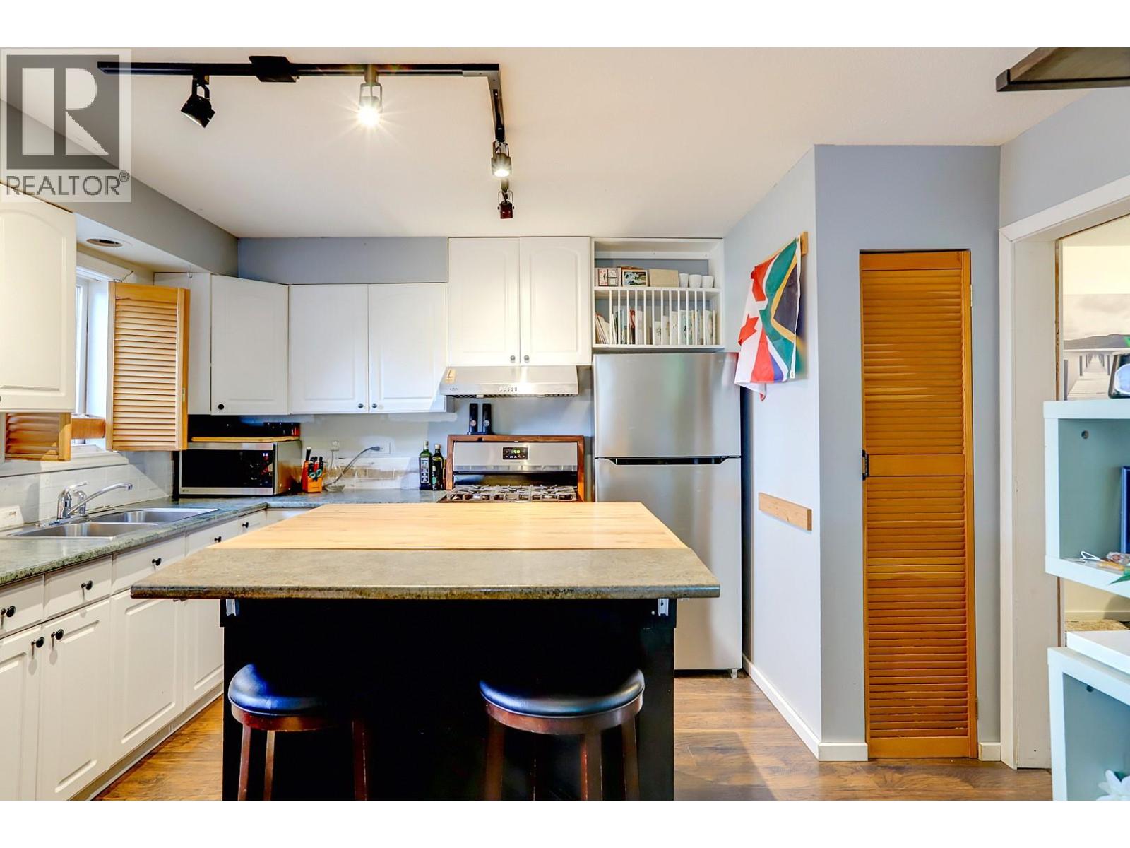 1703 33 Street Property Photo 3