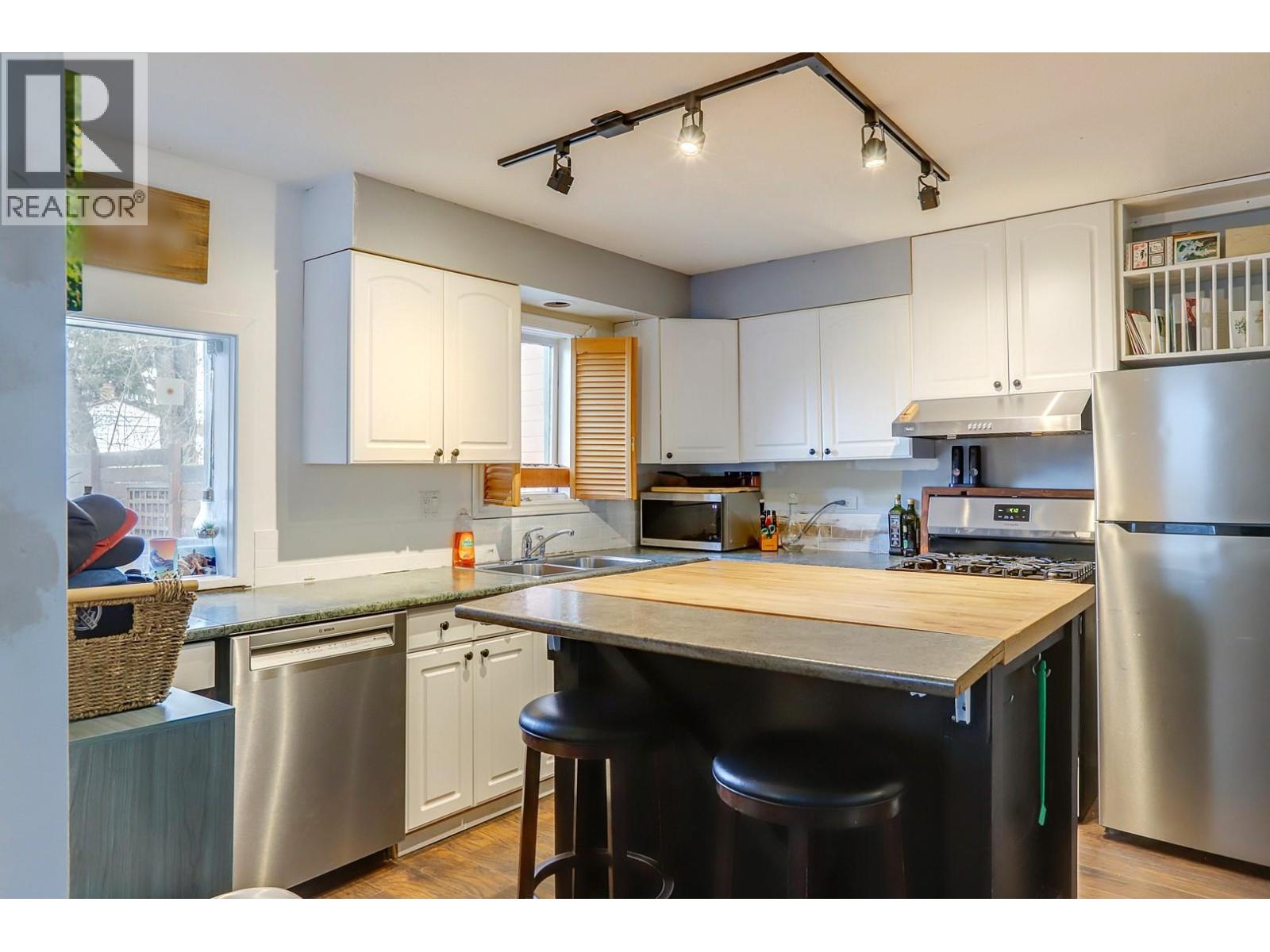 1703 33 Street Property Photo 4