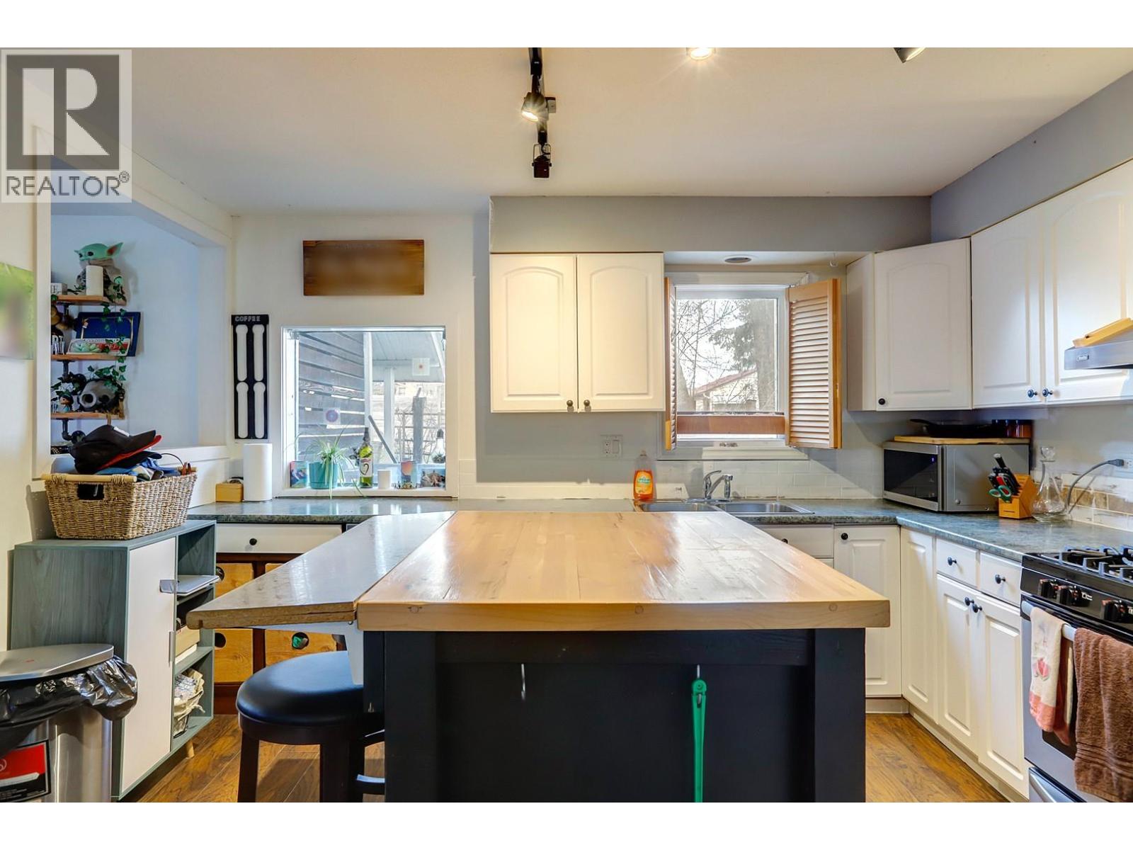 1703 33 Street Property Photo 5