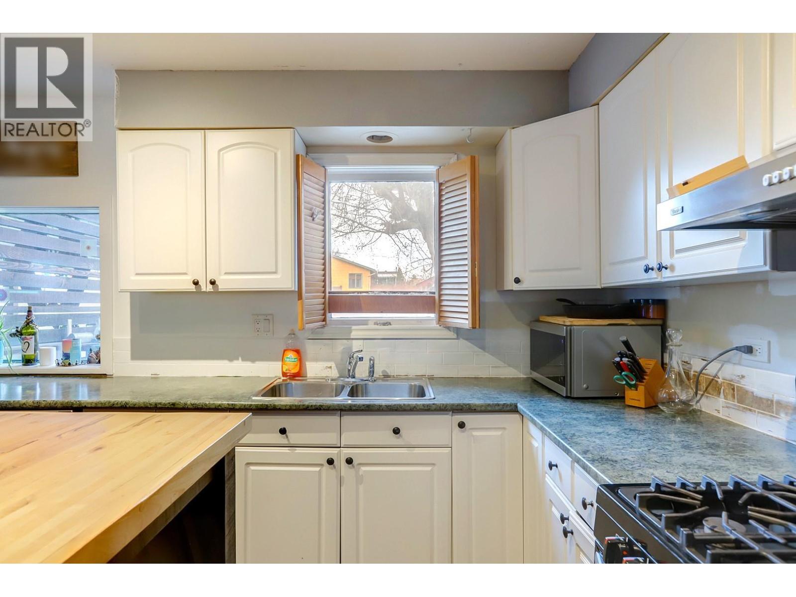 1703 33 Street Property Photo 6