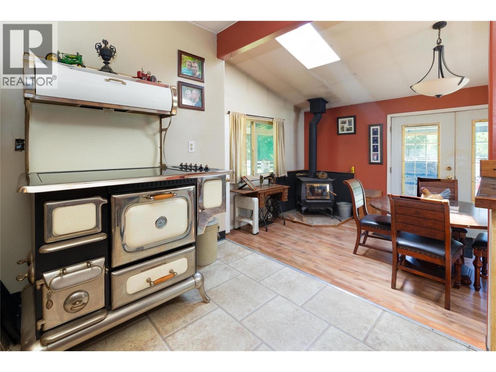 2169 Solsqua Road Property Photo 4
