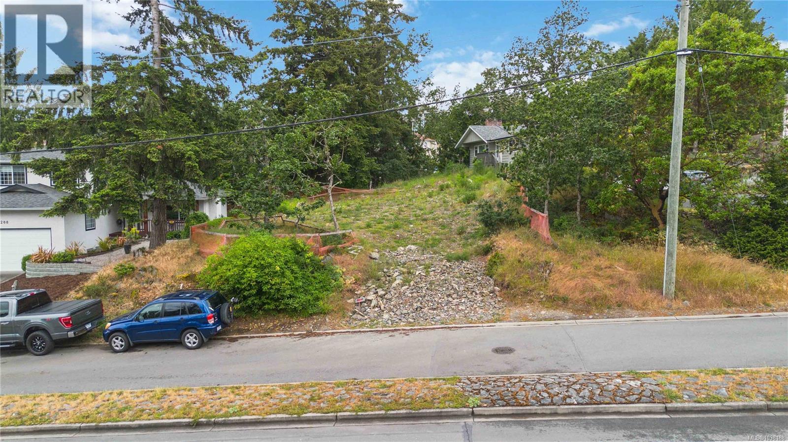 2204 Burnside Rd W Property Photo 12