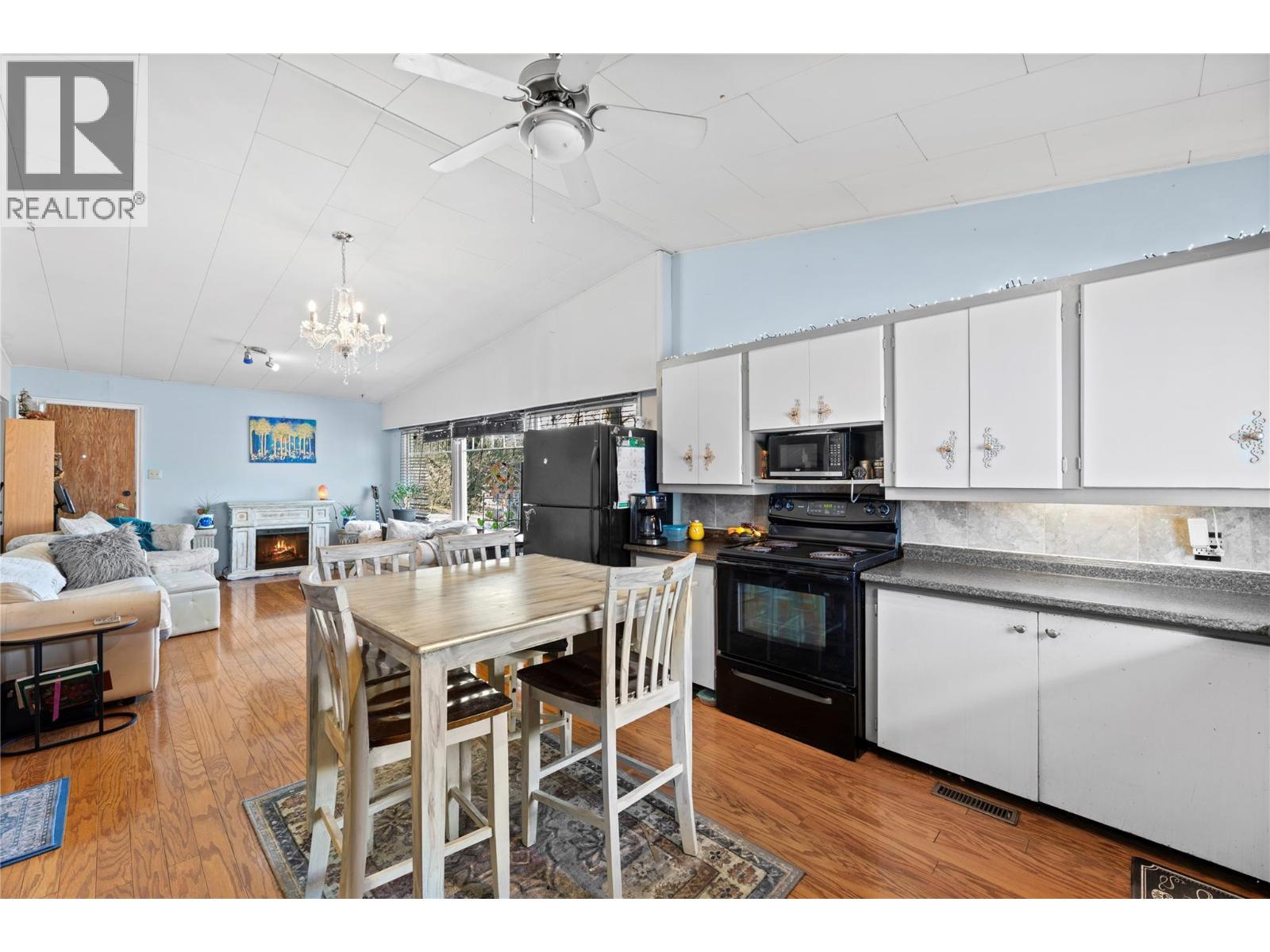 330 6 Street Property Photo 4