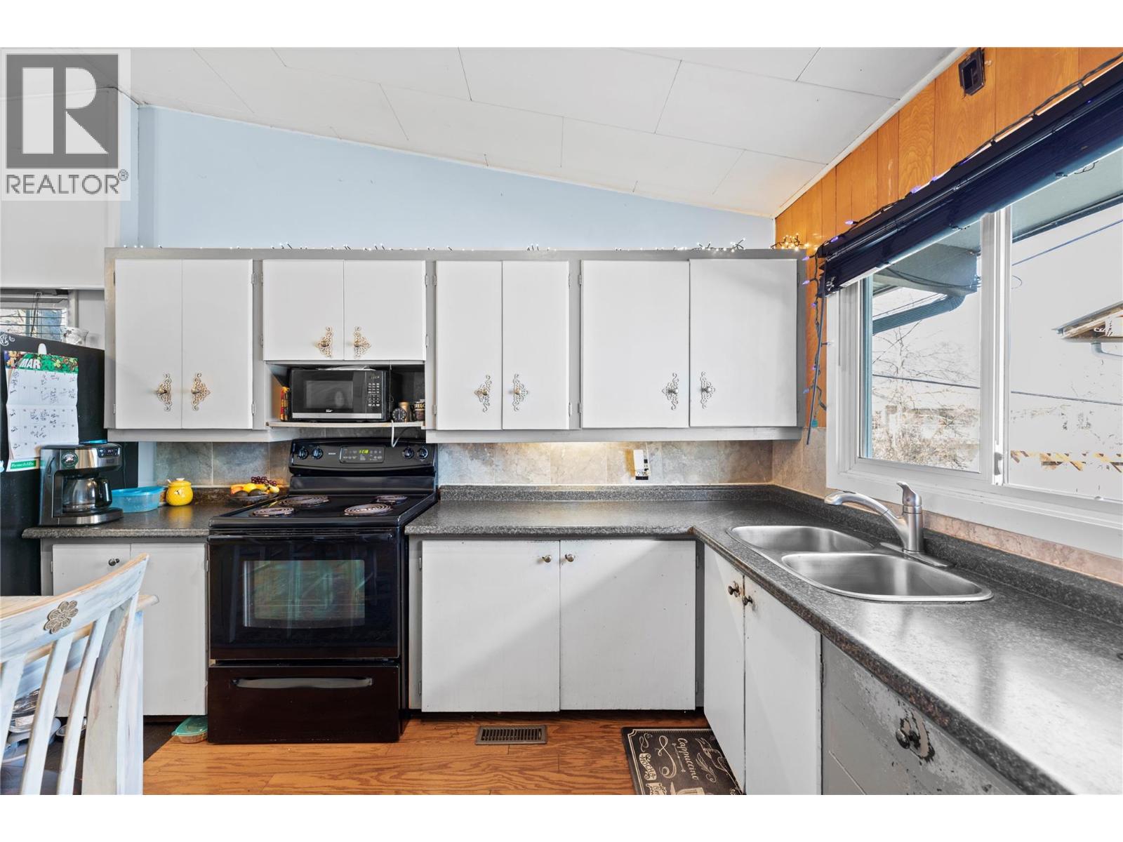 330 6 Street Property Photo 5