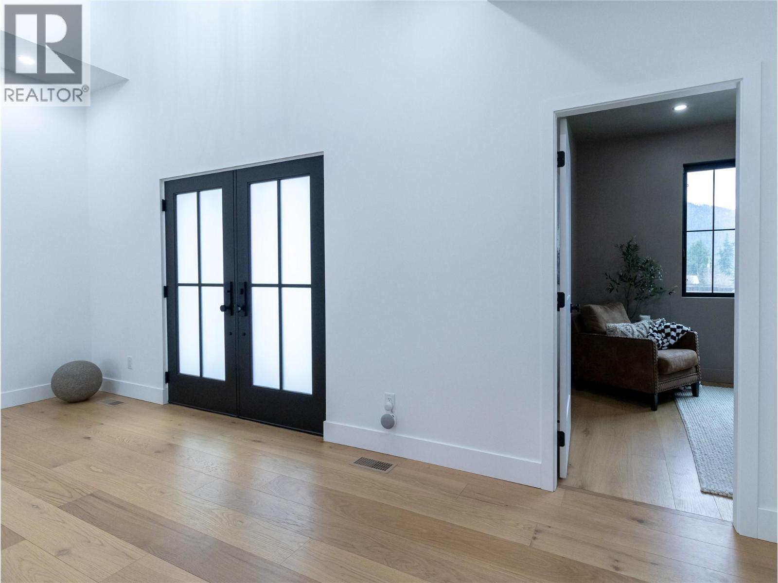 1925 35 Street Ne Property Photo 4