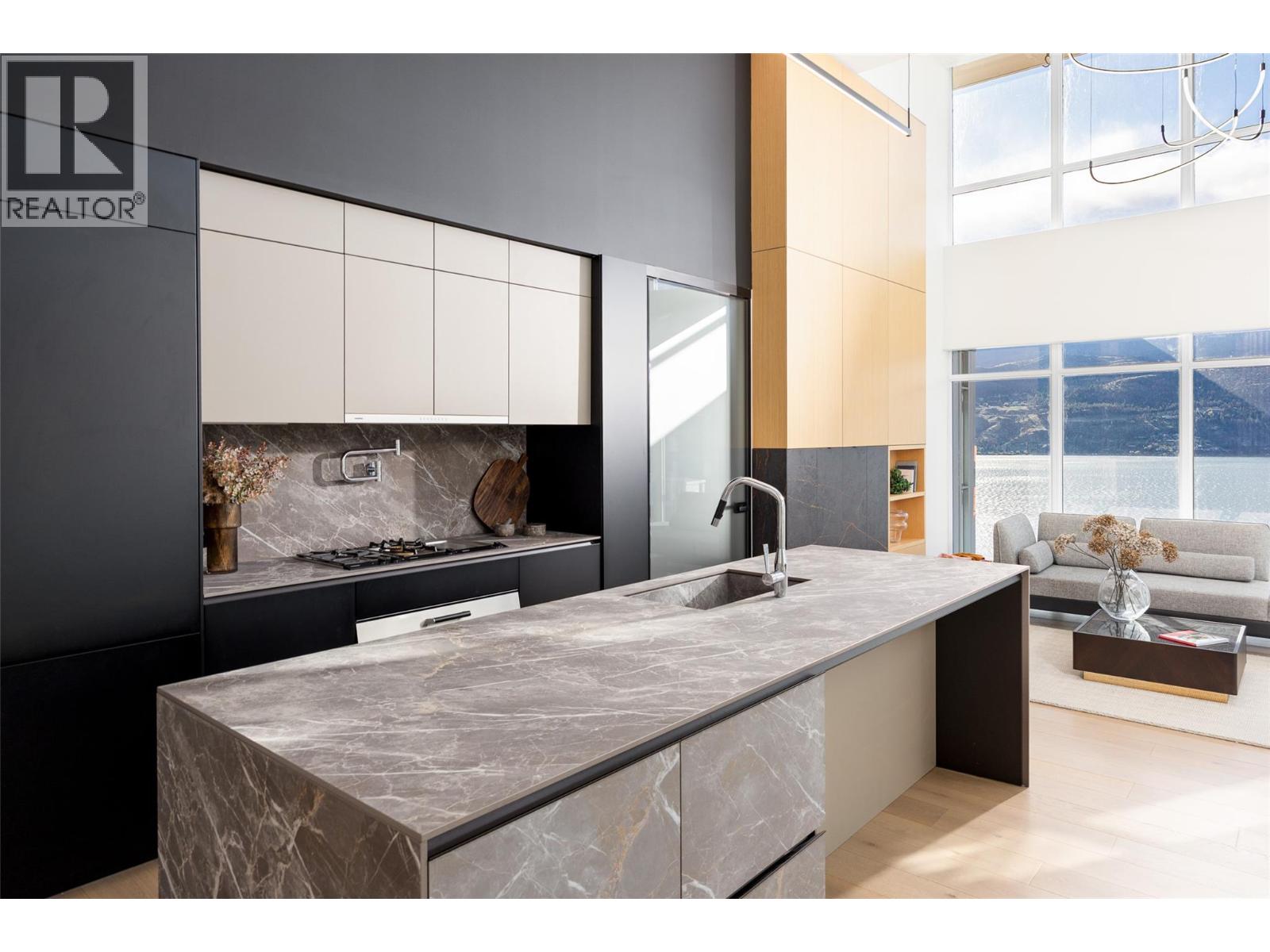 1075 Sunset Drive Unit# Ph1 Property Photo 8