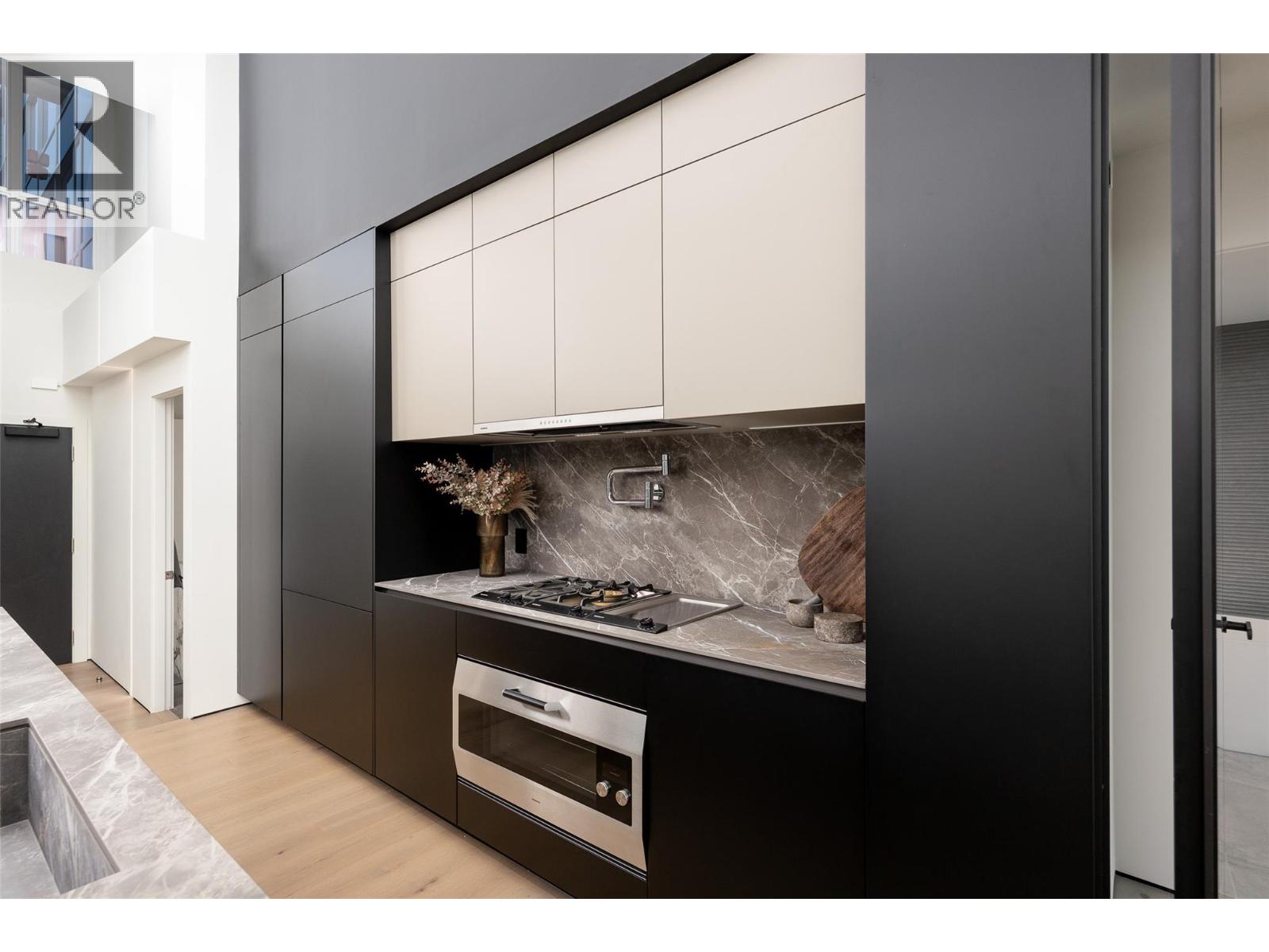 1075 Sunset Drive Unit# Ph1 Property Photo 13