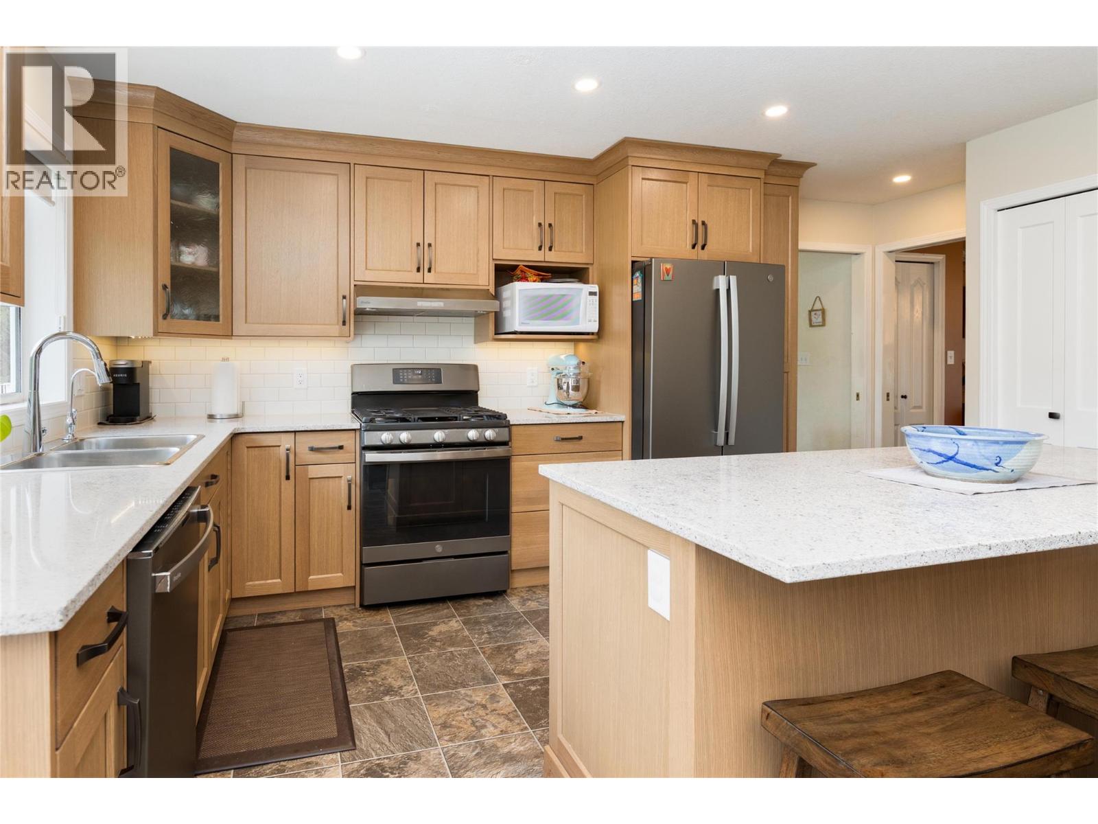2240 97b Highway Se Property Photo 3