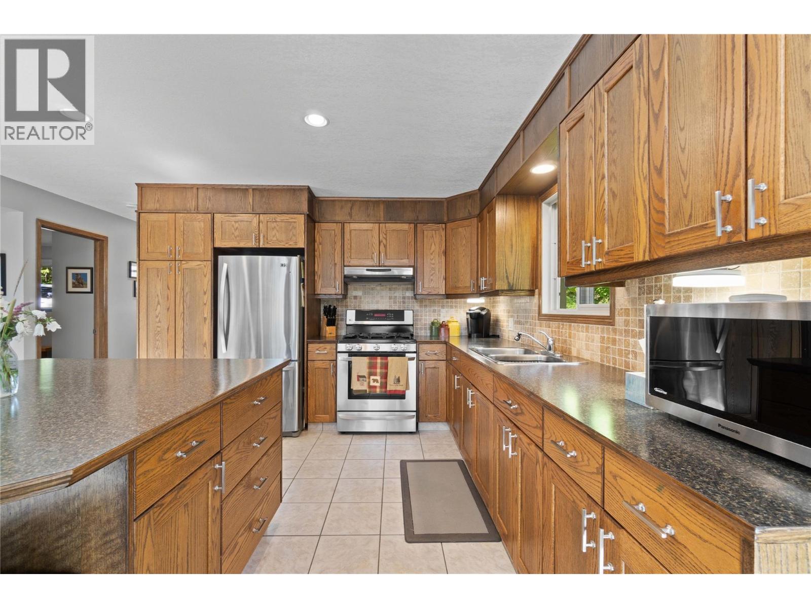 9000 Seymour Arm Main Fsr Unit# 12 & 13 Property Photo 21