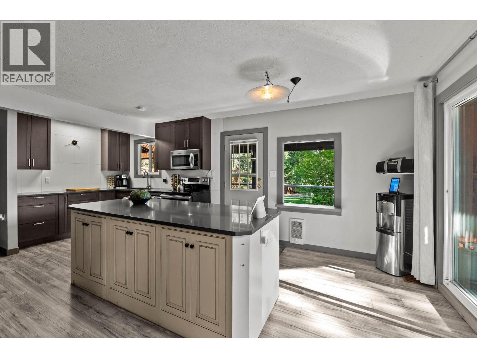 2486 Heffley-louis Creek Road Property Photo 16