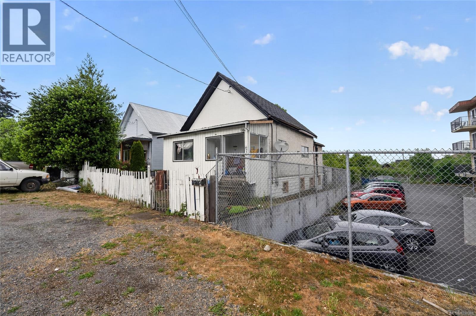 674 Farquhar St Property Photo 3