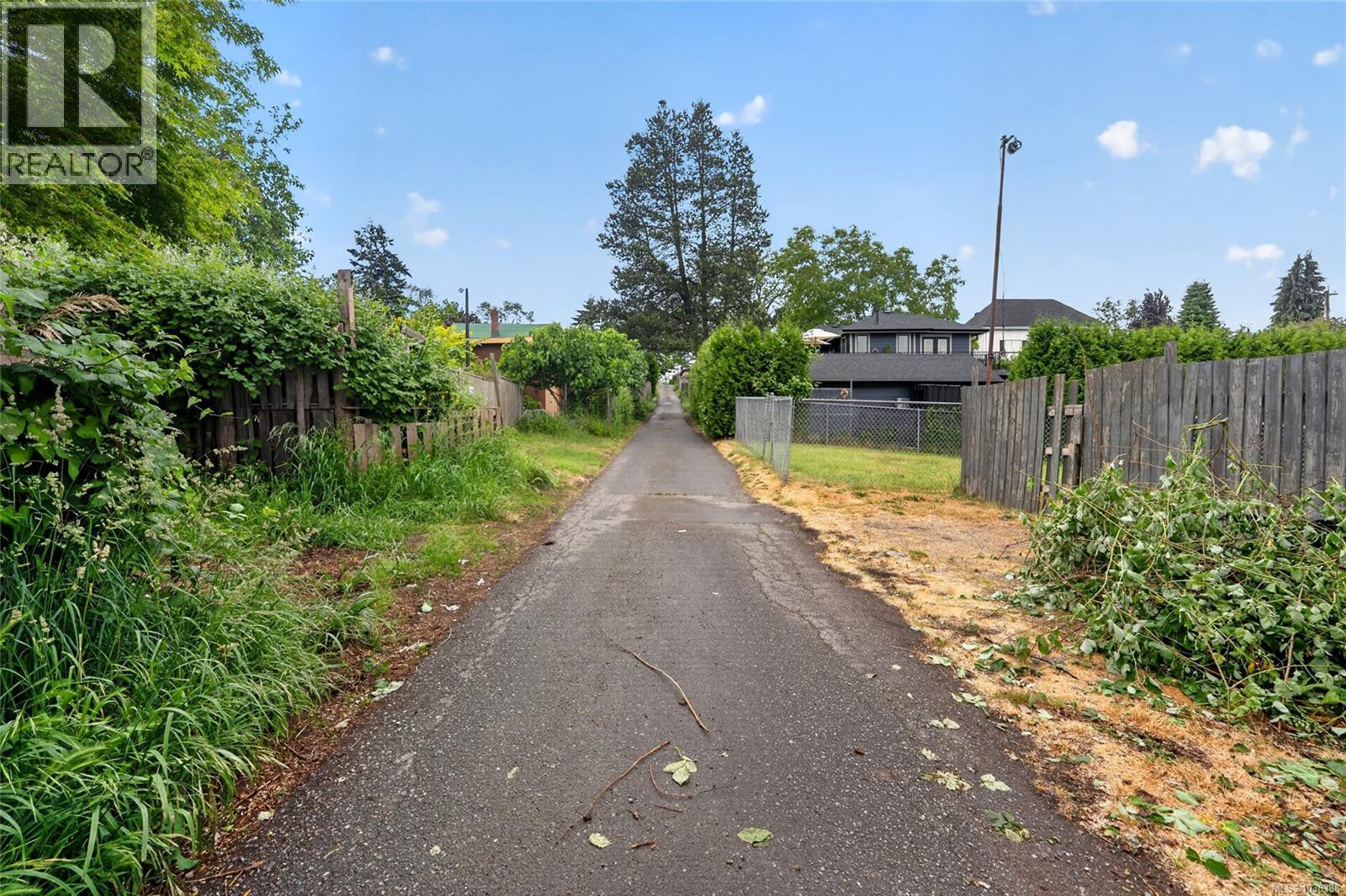 674 Farquhar St Property Photo 4