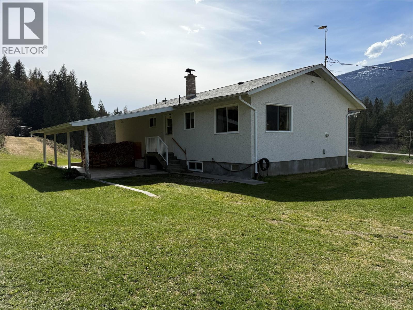 6915 Kimoff Road Property Photo 2